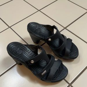 Crocks sandals size 6 Wide. Black. Gently worn.